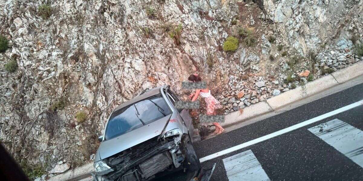 Muğla’nın Tehlikeli Noktasında Kaza:Otomobil Kayalıklara Çarptı 3
